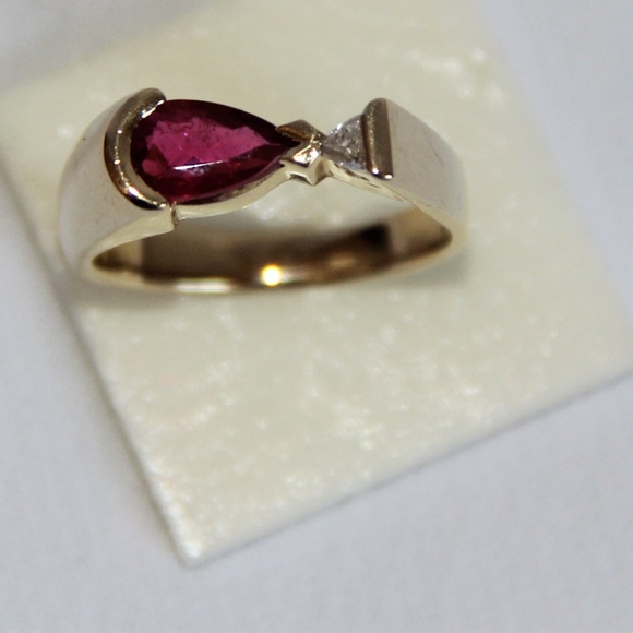 Ladies 14 Kt yellow gold-stamped- Pear shaped Ring - Picture 6 of 8